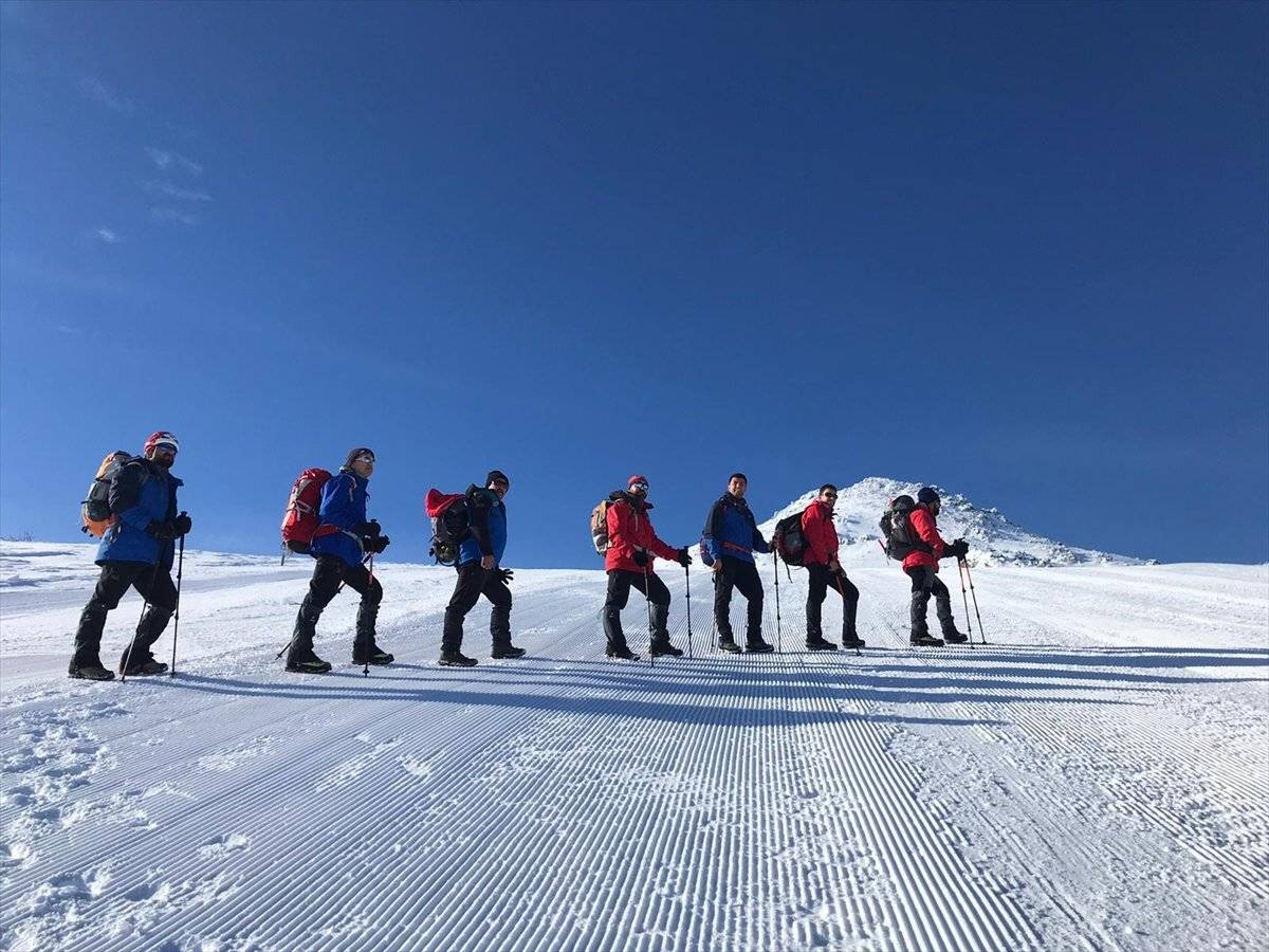 Yıldız Dağı'nın zirvesindeki Türk bayrağı yenisiyle değiştirildi
