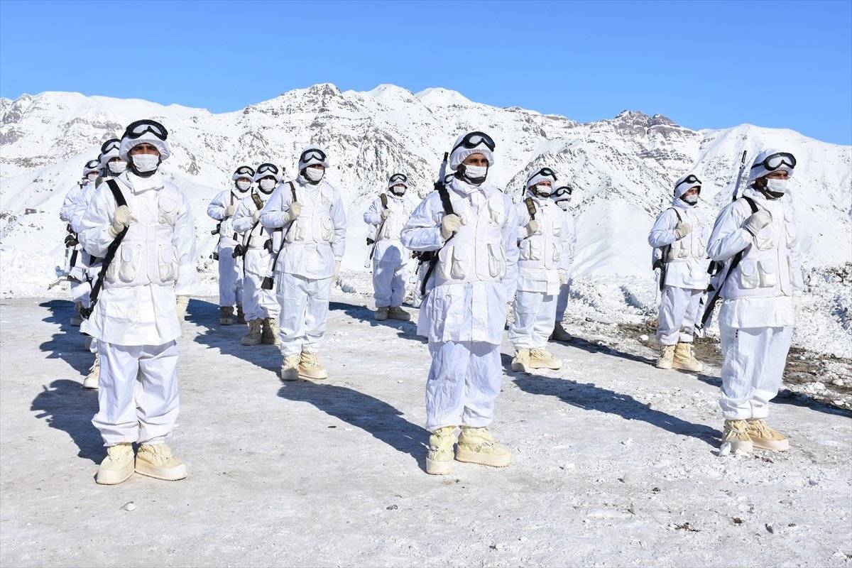 Zeliha Nine'nin ördüğü yün çoraplar Mehmetçik'i duygulandırdı