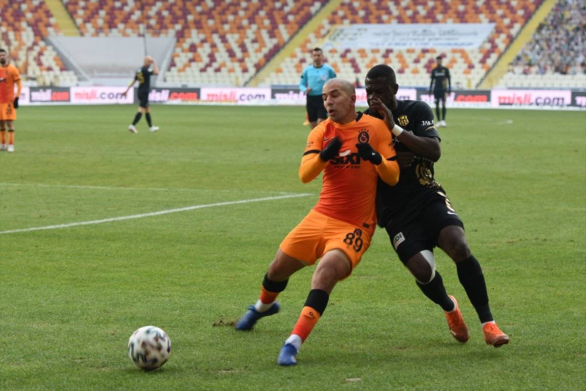 Sofiane Feghouli 2-3 hafta yok