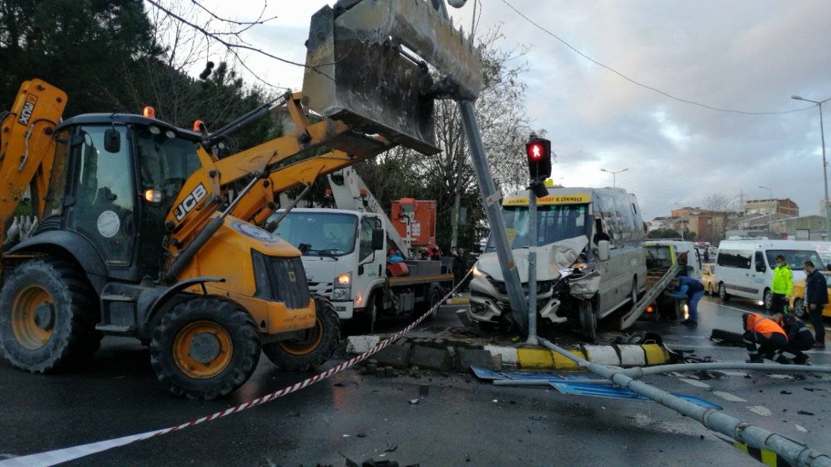 Küçükçekemce'de otobüs ile minibüs çarpıştı: 7 yaralı