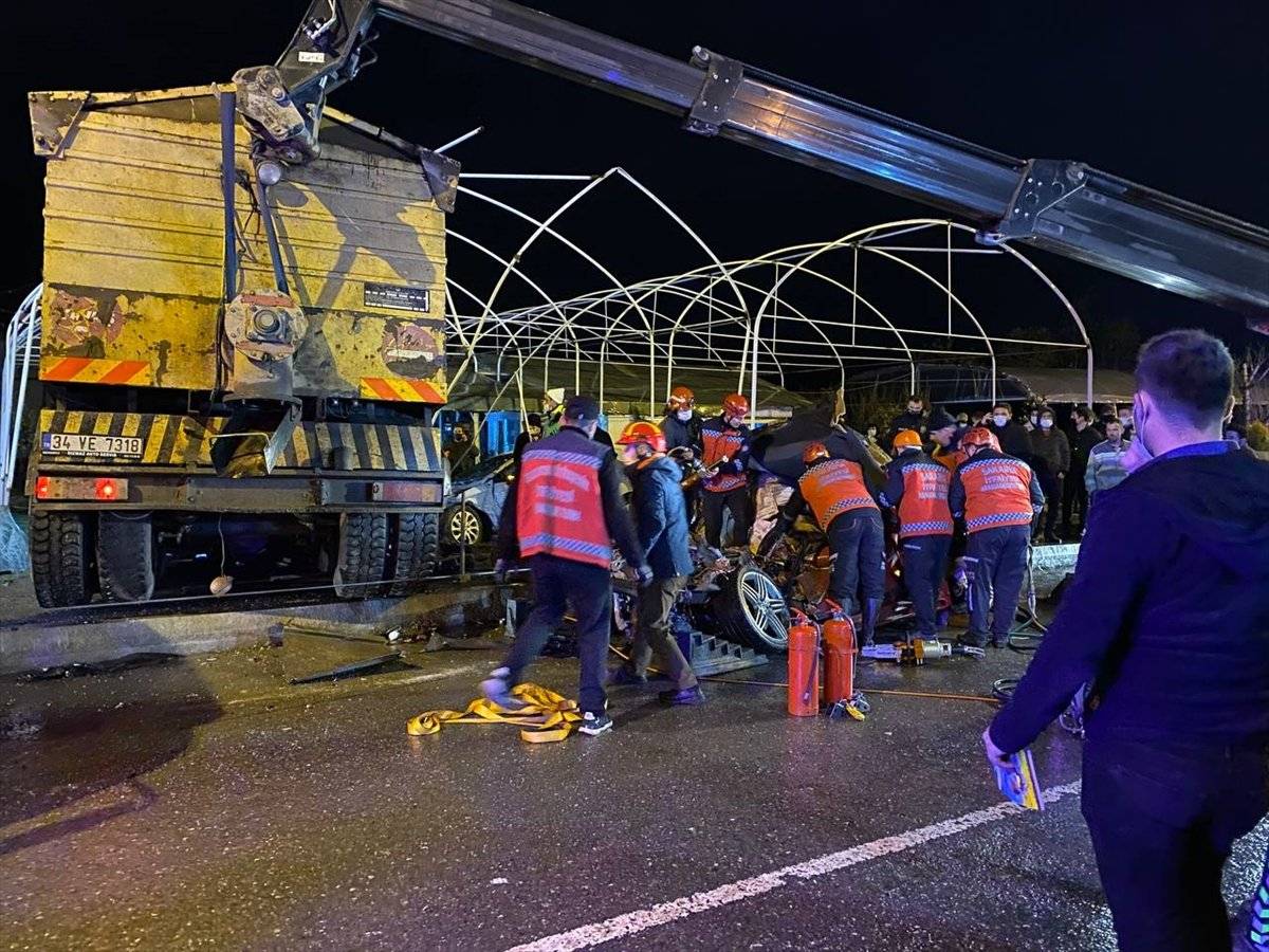Sakarya'da kamyon 2 otomobilin üzerine devrildi