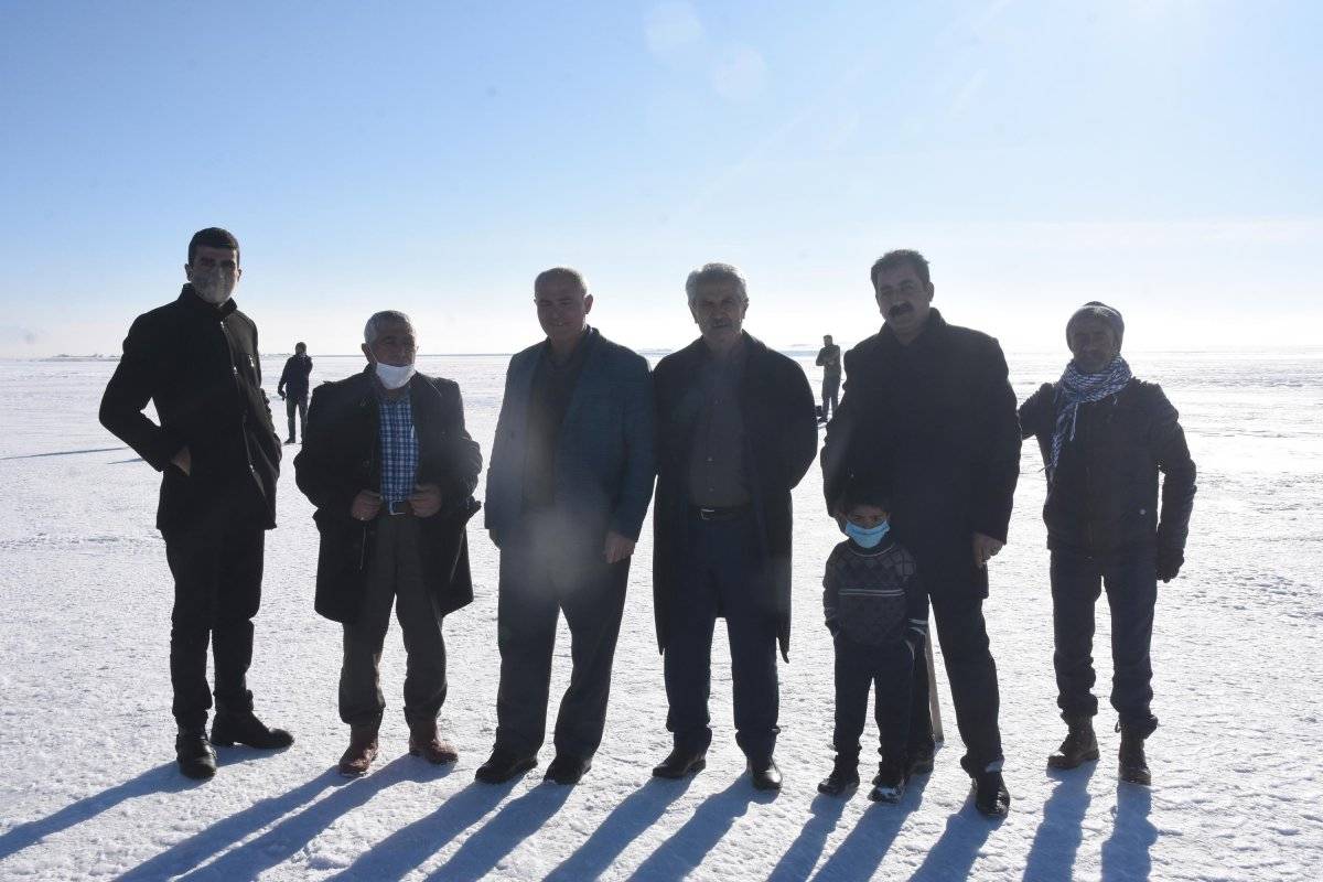 Bitlis'te donan Arin Gölü, köylülerin eğlencesi oldu