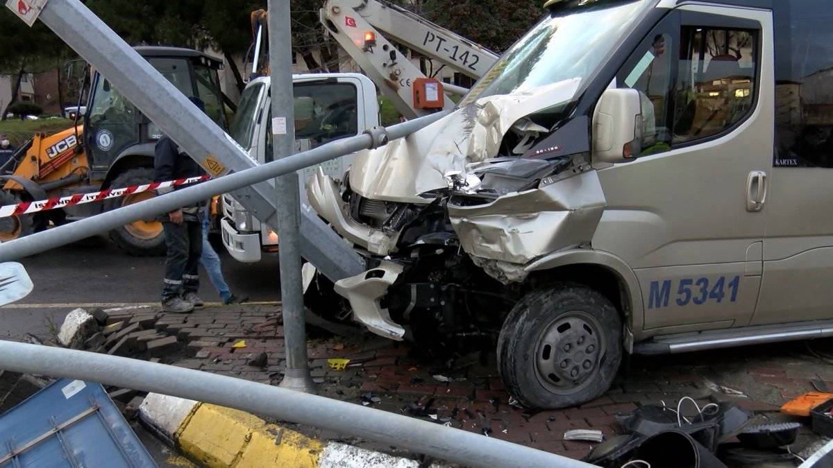 Küçükçekemce'de otobüs ile minibüs çarpıştı: 7 yaralı