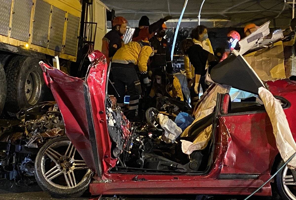 Sakarya'da kamyon 2 otomobilin üzerine devrildi