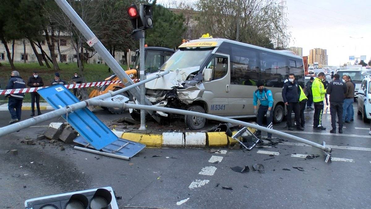 Küçükçekemce'de otobüs ile minibüs çarpıştı: 7 yaralı