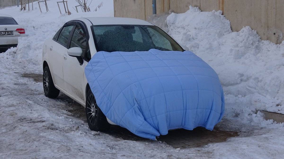Yüksekova’da buz tutan araçları naylonla kapladılar