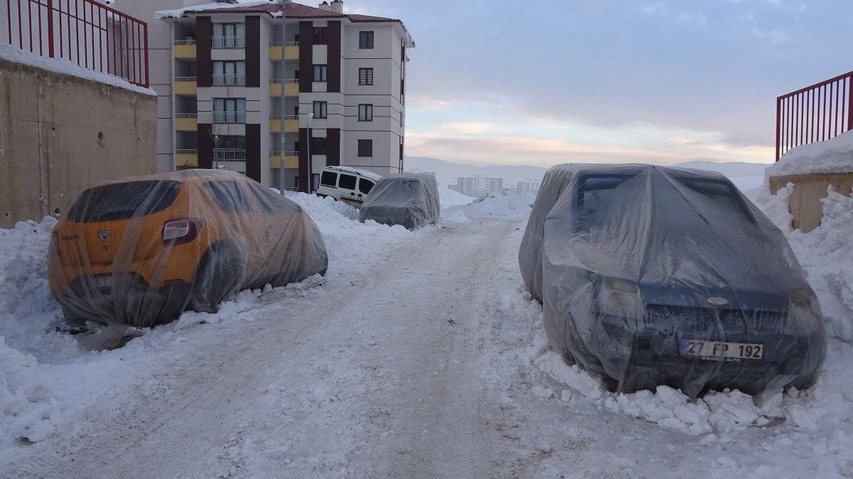Yüksekova’da buz tutan araçları naylonla kapladılar