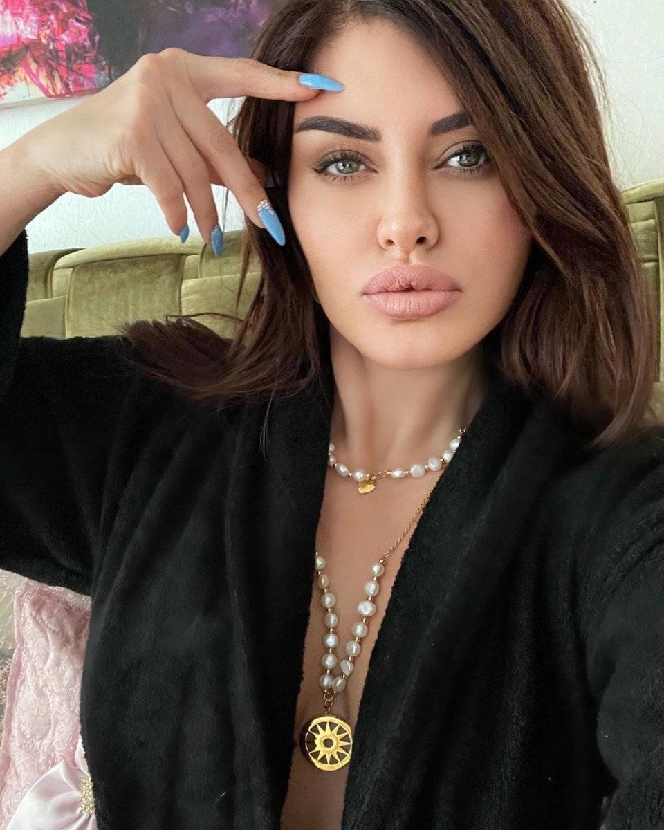 Ebru Polat, dekoltesine gelen yoruma sinirlendi