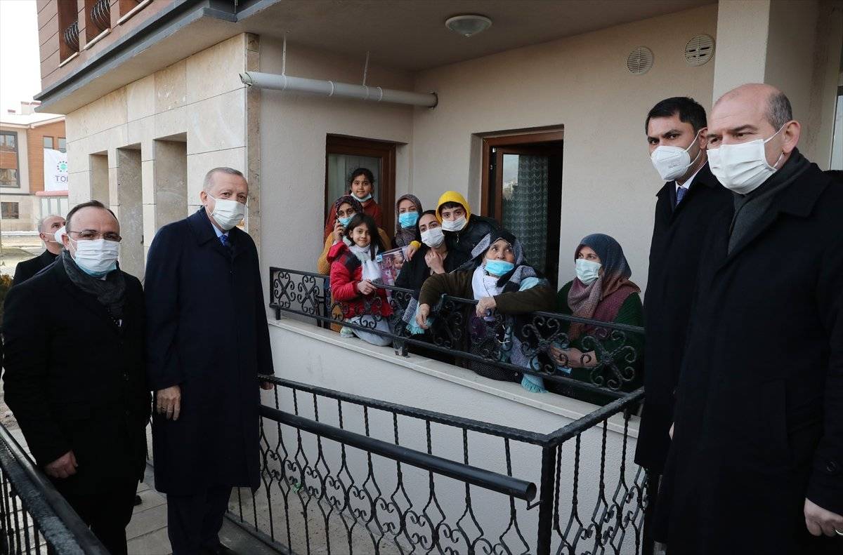 Cumhurbaşkanı Erdoğan, Elazığ'daki deprem konutlarını havadan inceledi