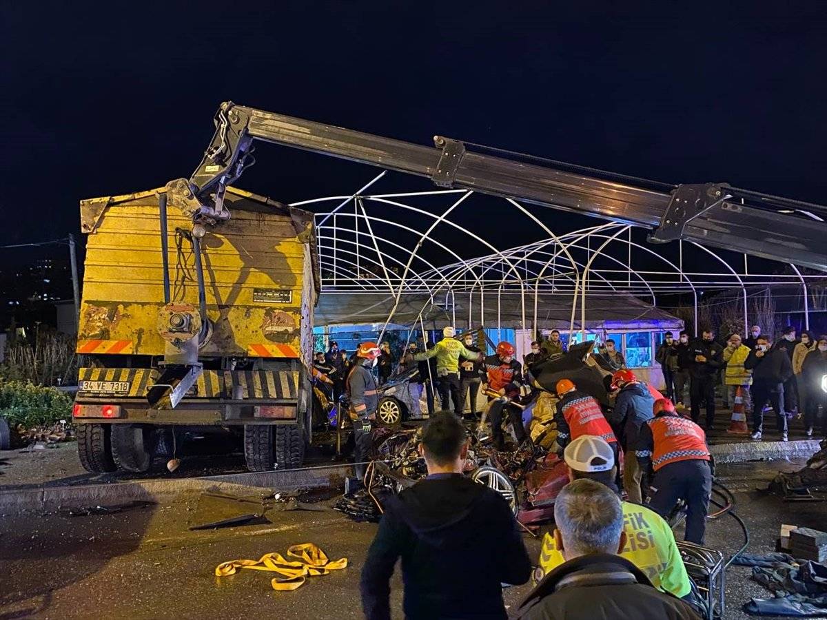 Sakarya'da kamyon 2 otomobilin üzerine devrildi