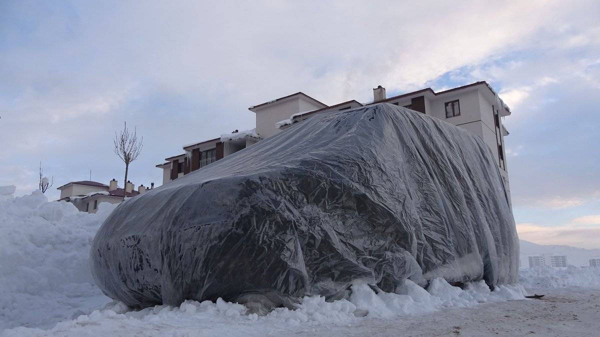Yüksekova’da buz tutan araçları naylonla kapladılar