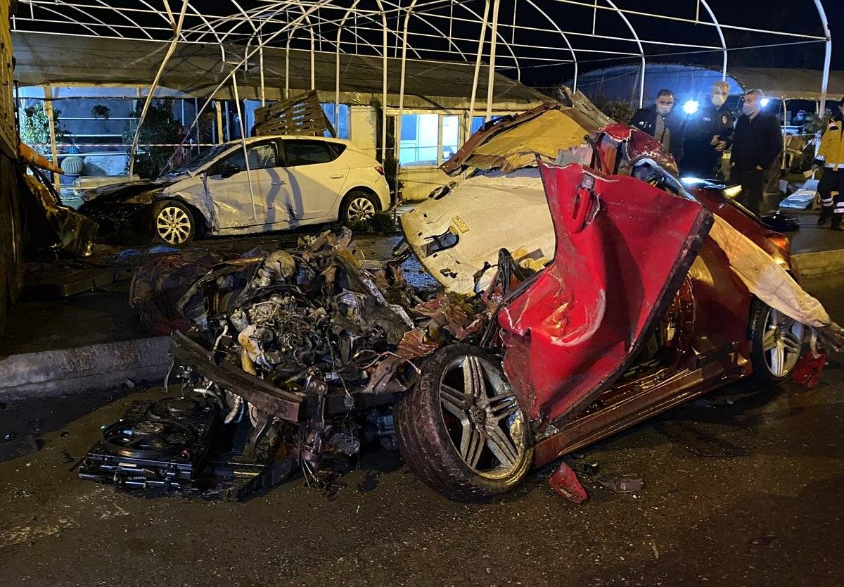 Sakarya'da kamyon 2 otomobilin üzerine devrildi