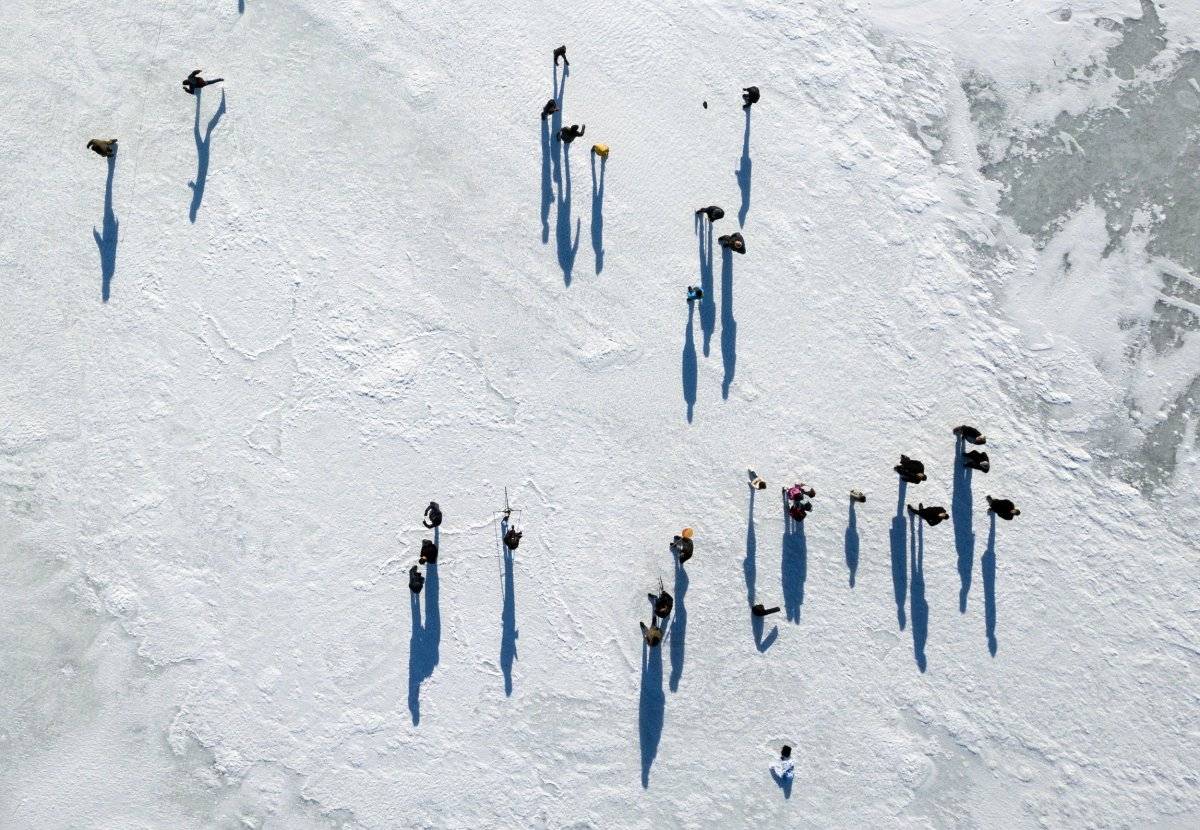 Bitlis'te donan Arin Gölü, köylülerin eğlencesi oldu