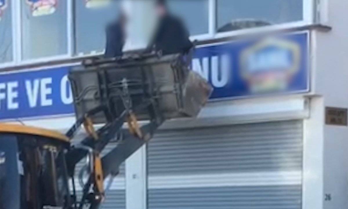 Şırnak'ta kumar oynanan salonu polis iş makinesiyle bastı