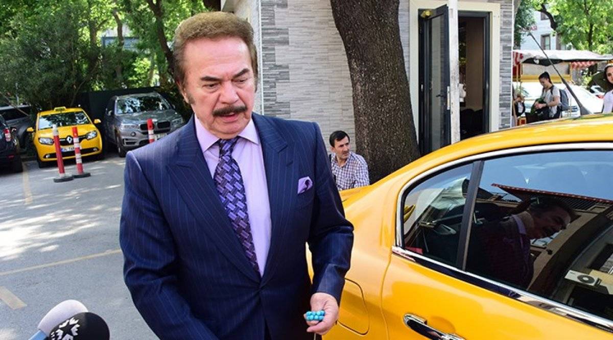 Orhan Gencebay, çukura takılıp düştü