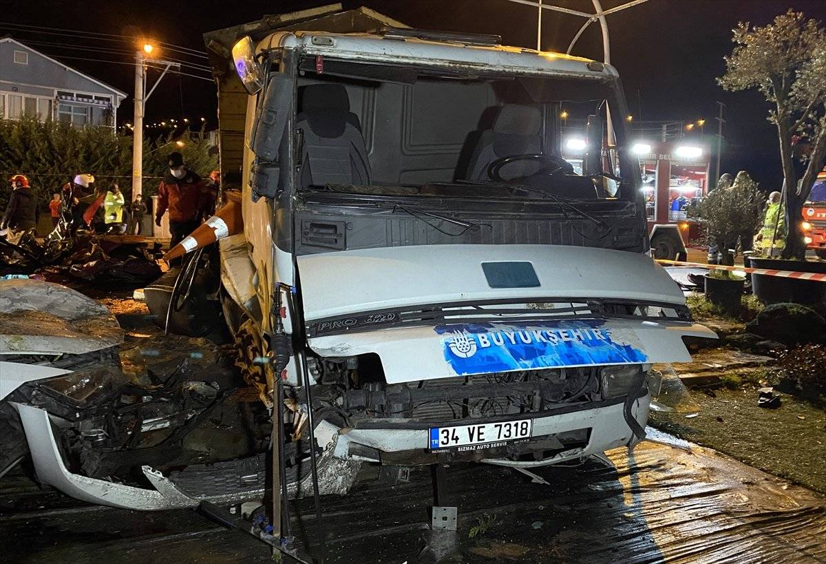 Sakarya'da kamyon 2 otomobilin üzerine devrildi