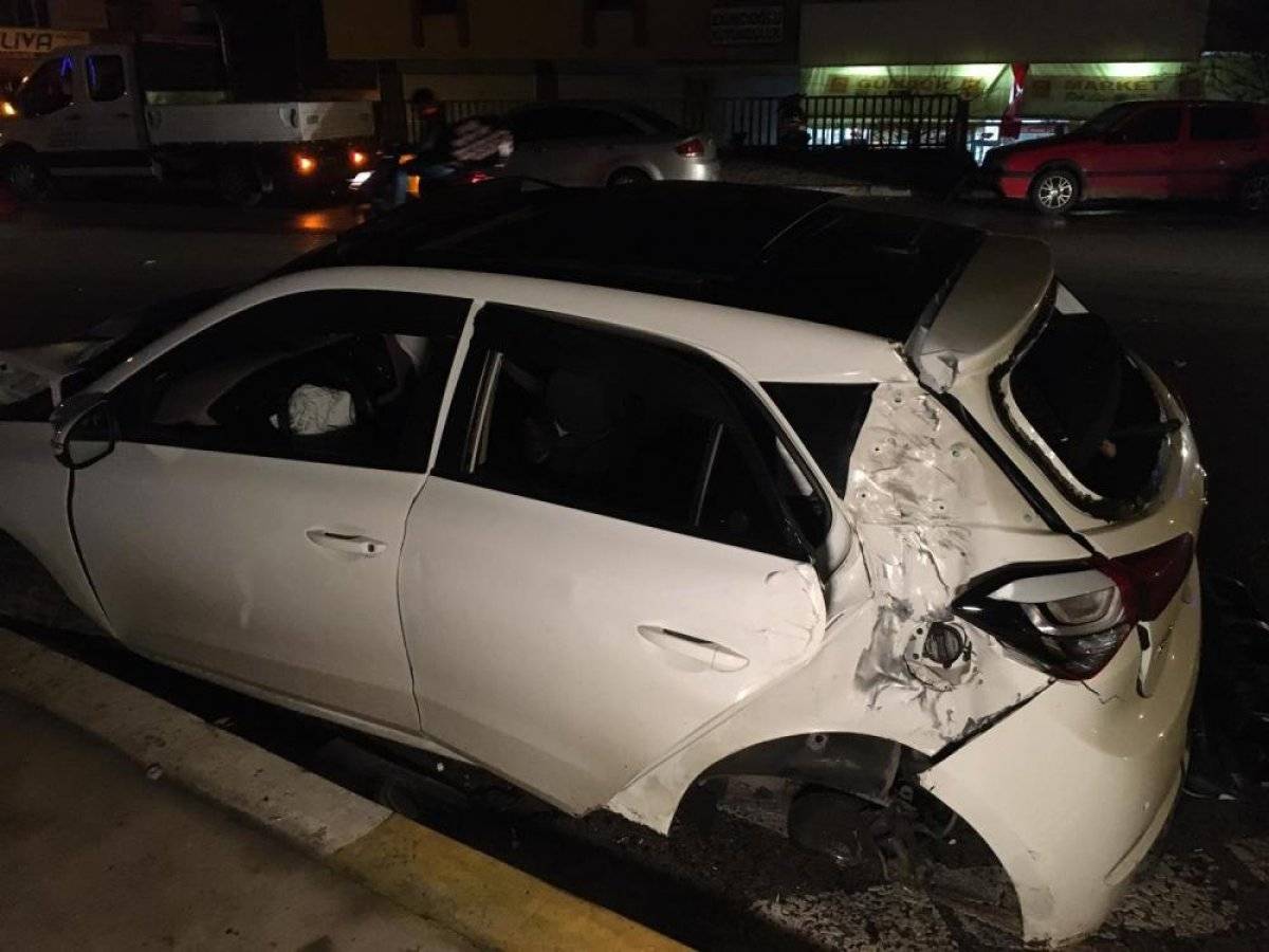 Ataşehir'de alkollü şahısların araçta eğlencesi kaza ile bitti