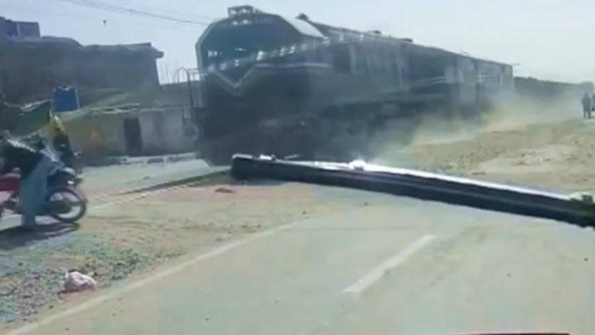 Pakistanlı motosiklet sürücüsü ölümden döndü