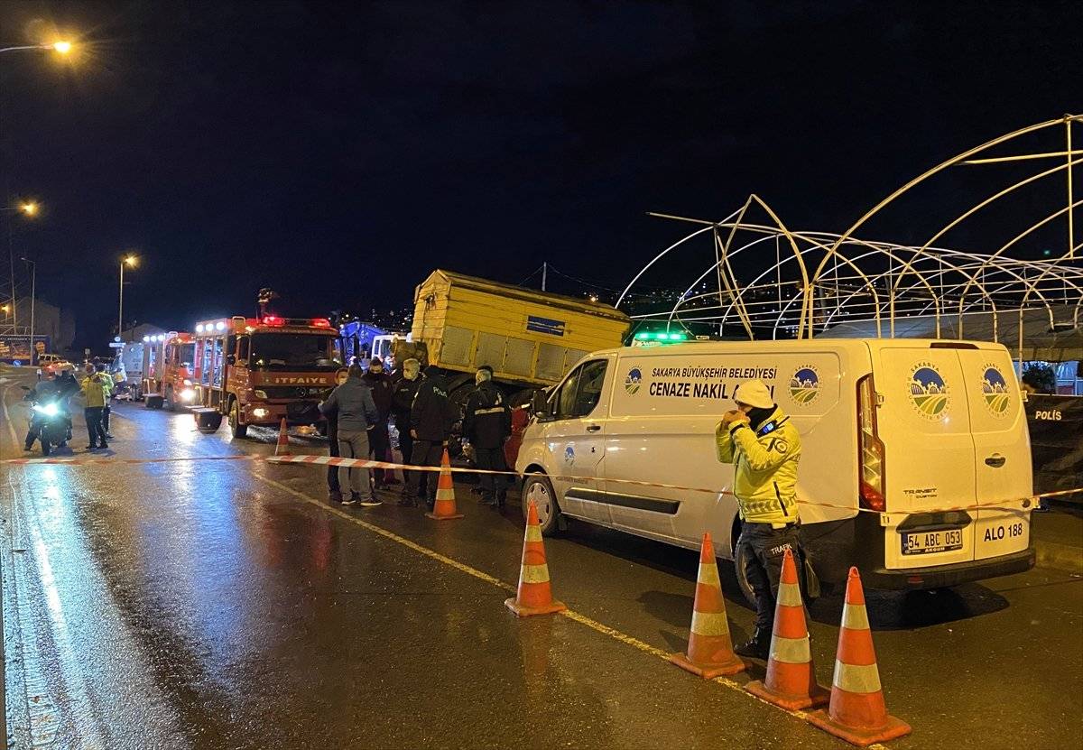 Sakarya'da kamyon 2 otomobilin üzerine devrildi