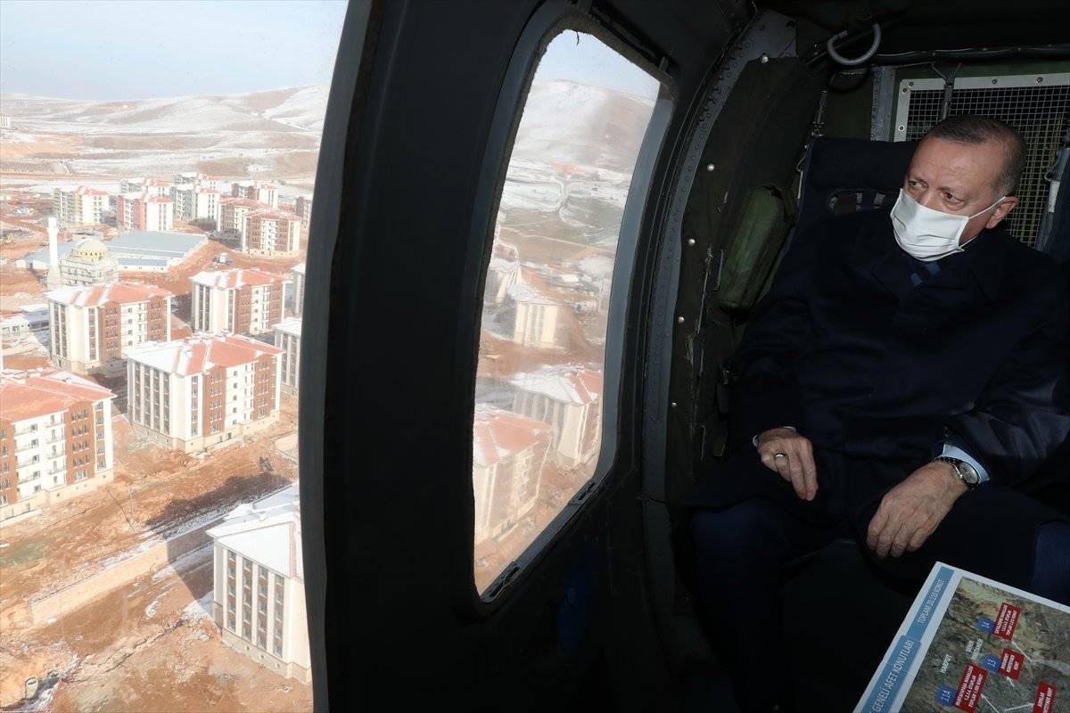 Cumhurbaşkanı Erdoğan, Elazığ'daki deprem konutlarını havadan inceledi
