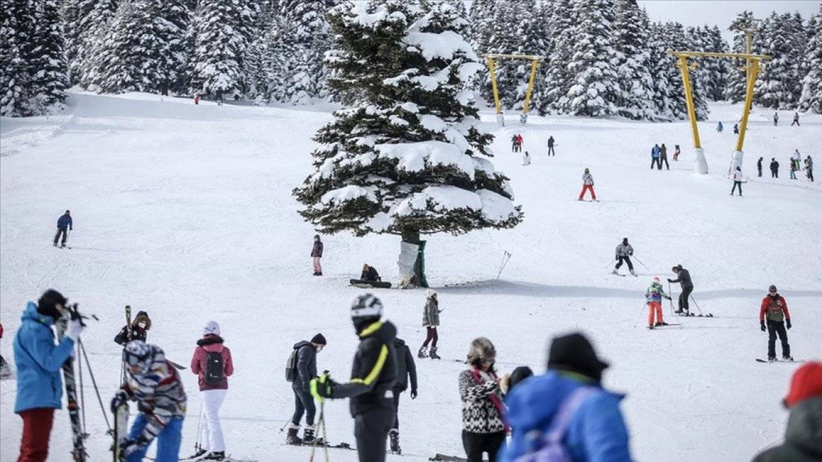 Kısıtlamadan muaf olan Uludağ'daki tatilcilerden parti