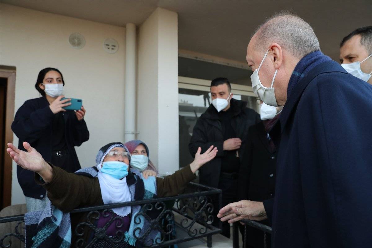 Cumhurbaşkanı Erdoğan, Elazığ'daki deprem konutlarını havadan inceledi