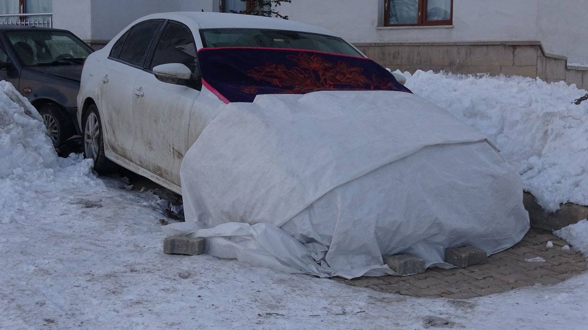Yüksekova’da buz tutan araçları naylonla kapladılar