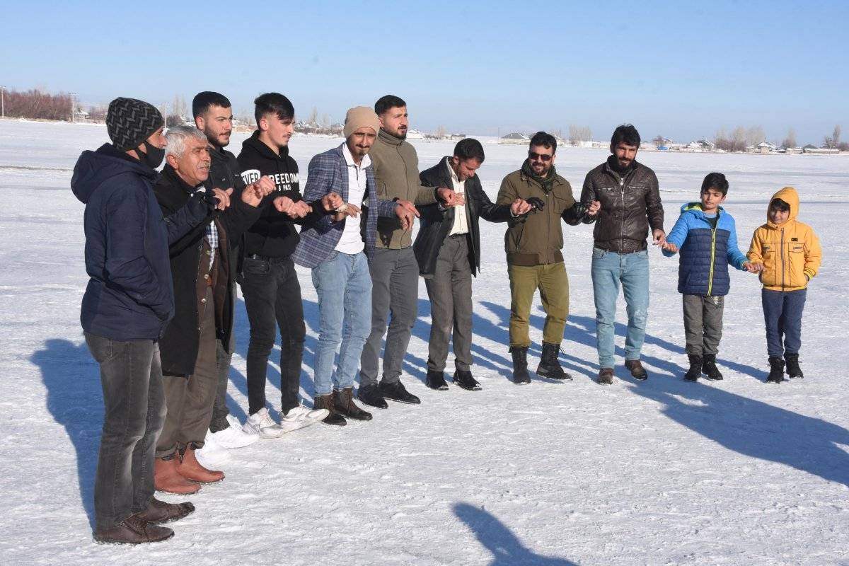Bitlis'te donan Arin Gölü, köylülerin eğlencesi oldu