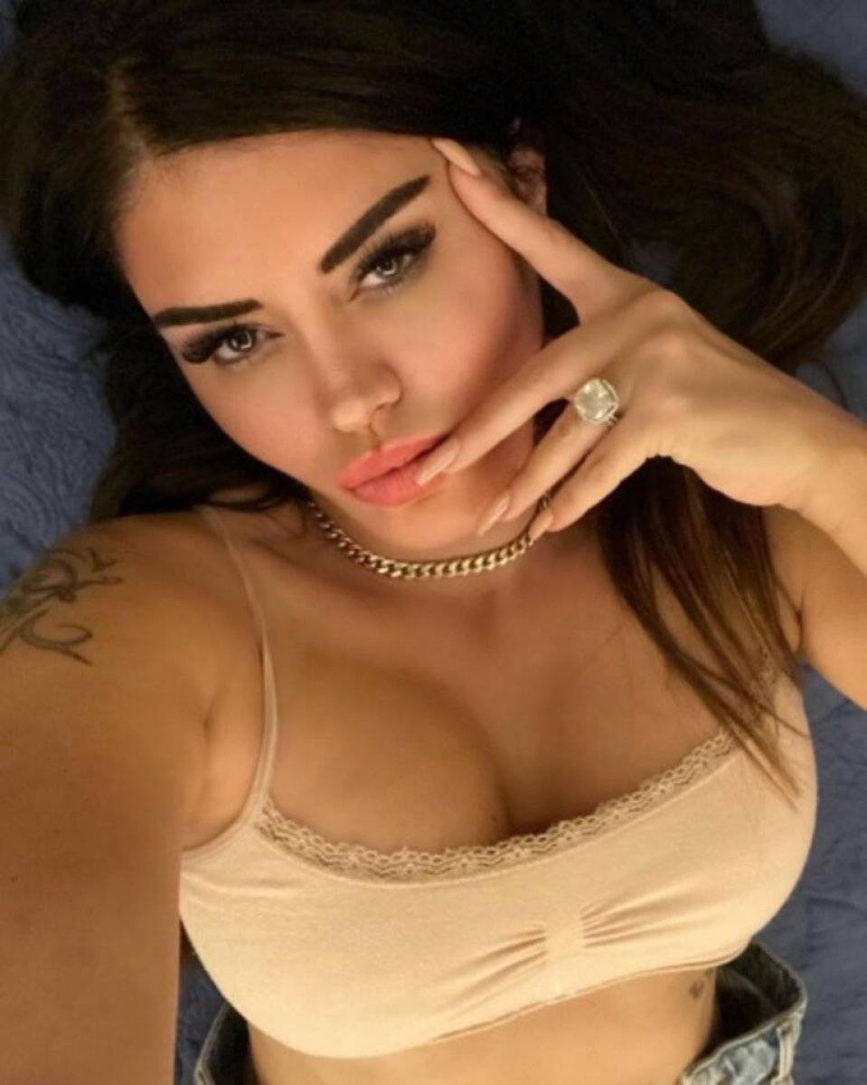 Ebru Polat, dekoltesine gelen yoruma sinirlendi