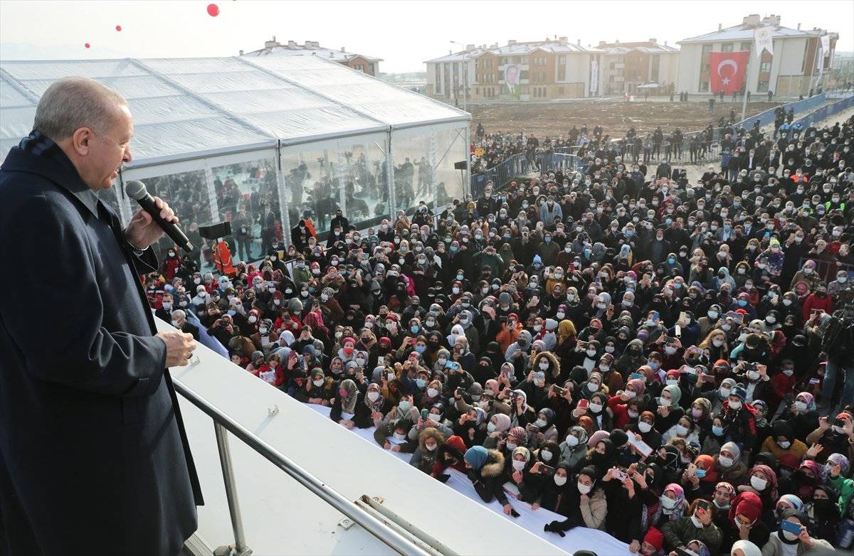 Cumhurbaşkanı Erdoğan, Elazığ'daki deprem konutlarını havadan inceledi