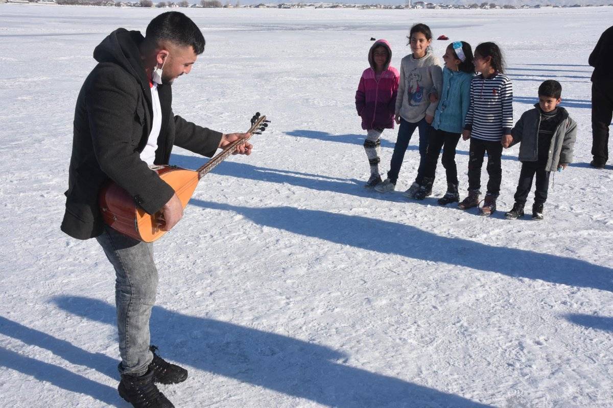 Bitlis'te donan Arin Gölü, köylülerin eğlencesi oldu