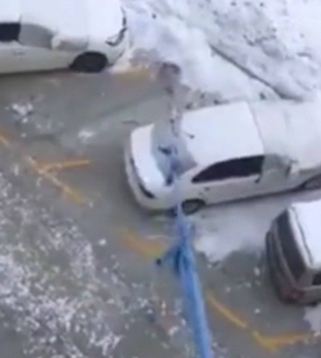 Çin'de evden çıkamayan adamın ilginç köpek gezdirme yöntemi