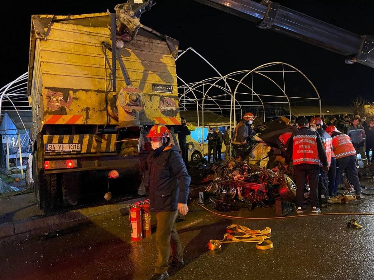 Sakarya'da kamyon 2 otomobilin üzerine devrildi
