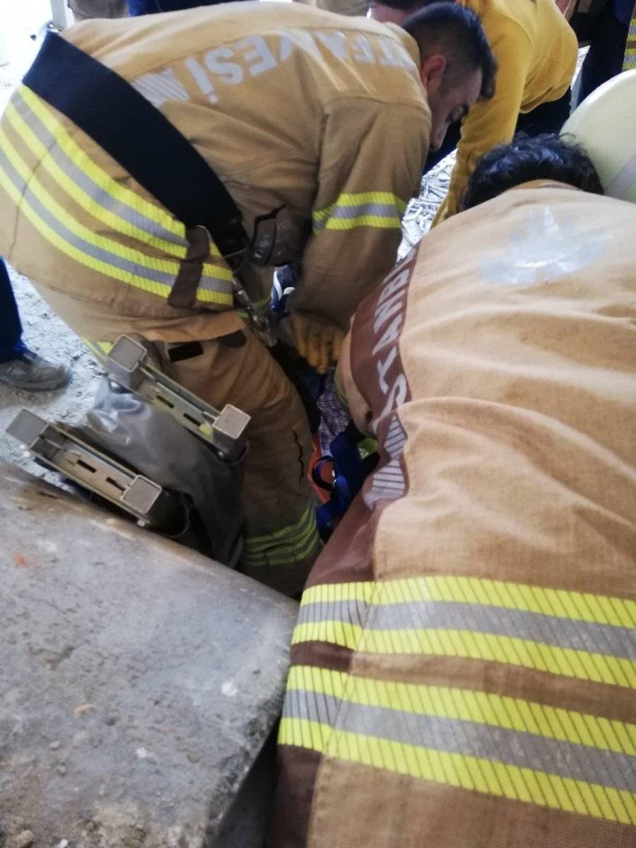 Beylikdüzü'nde kuyuya düşen adam kurtarıldı