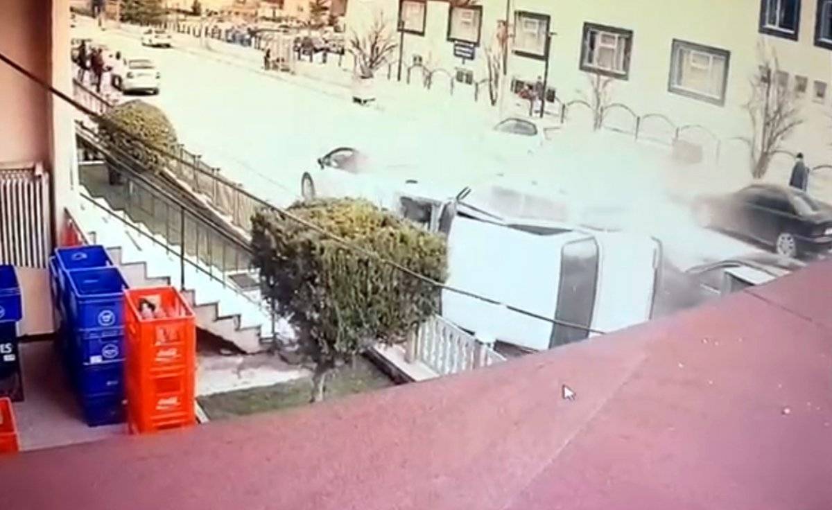 Burdur'da ehliyetsiz sürücü park halindeki araçlara çarptı