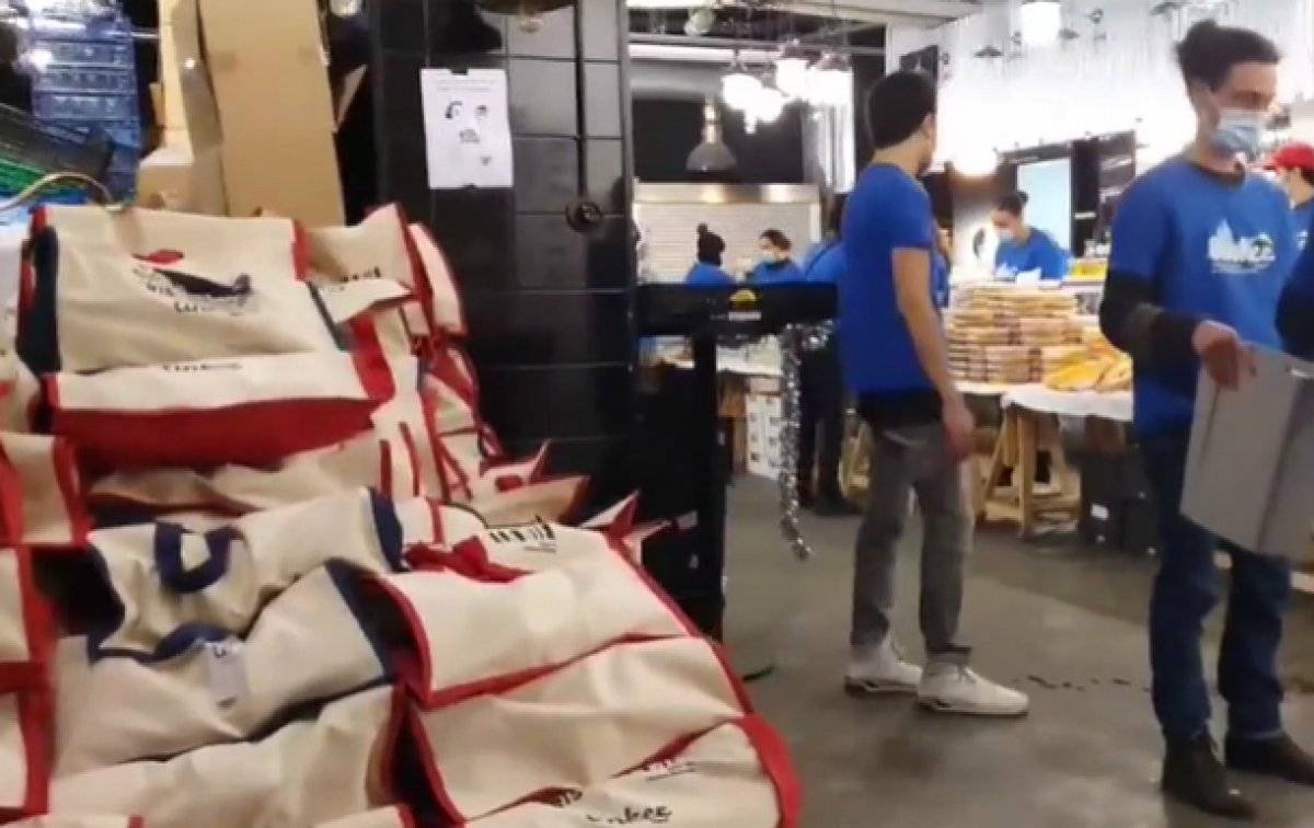 Paris'te öğrencilerin gıda yardımı kuyruğu