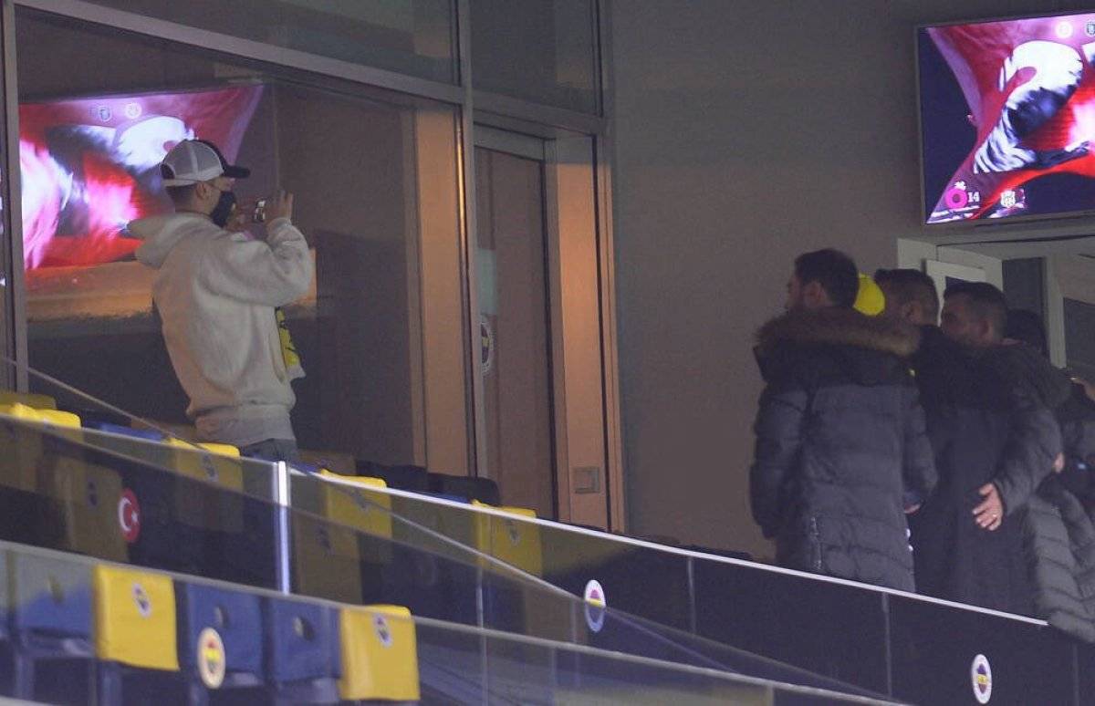 Mesut Özil, Kayserispor maçını tribünden izledi