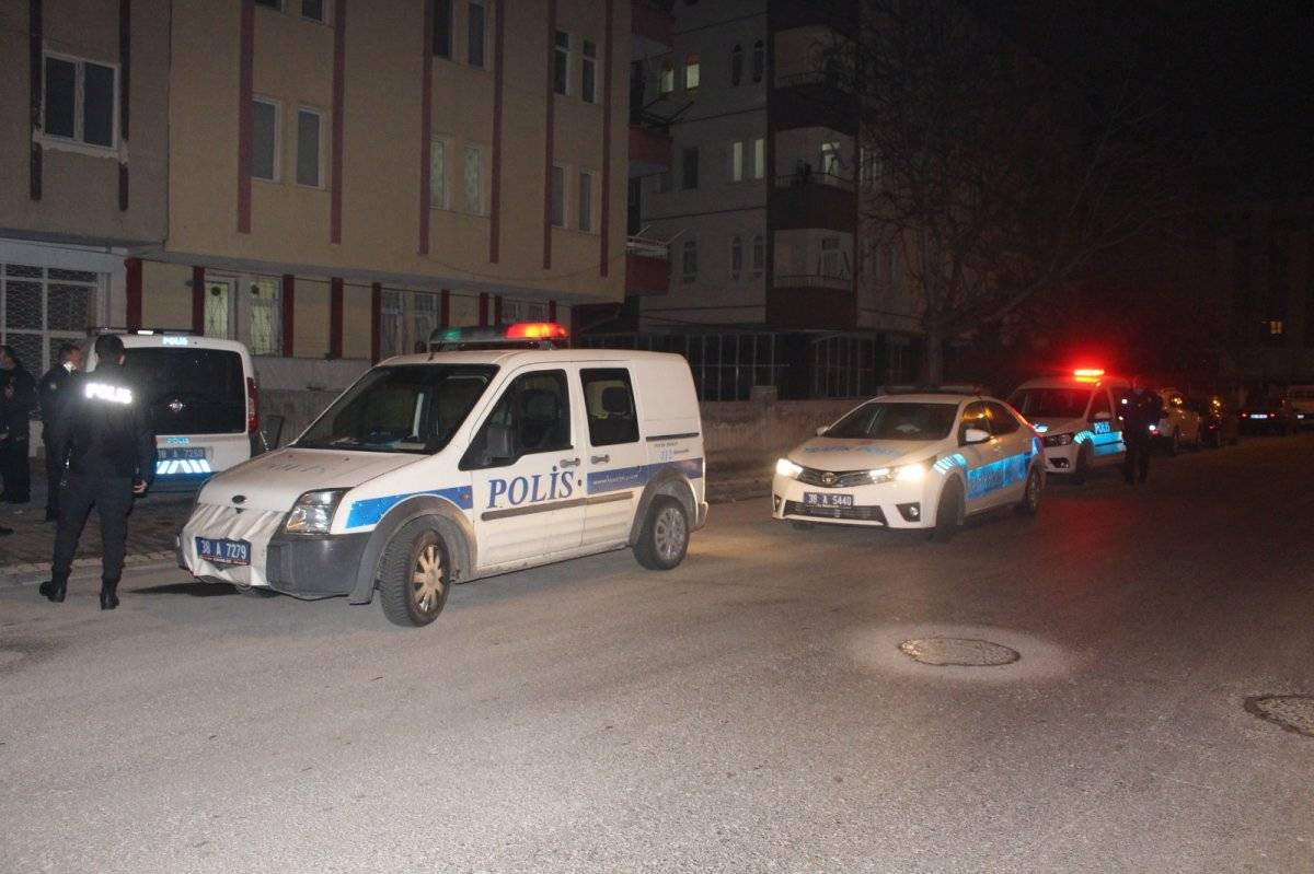 Kayseri'de kısıtlamada uyuşturucu ile yakalanan sürücüye gözaltı