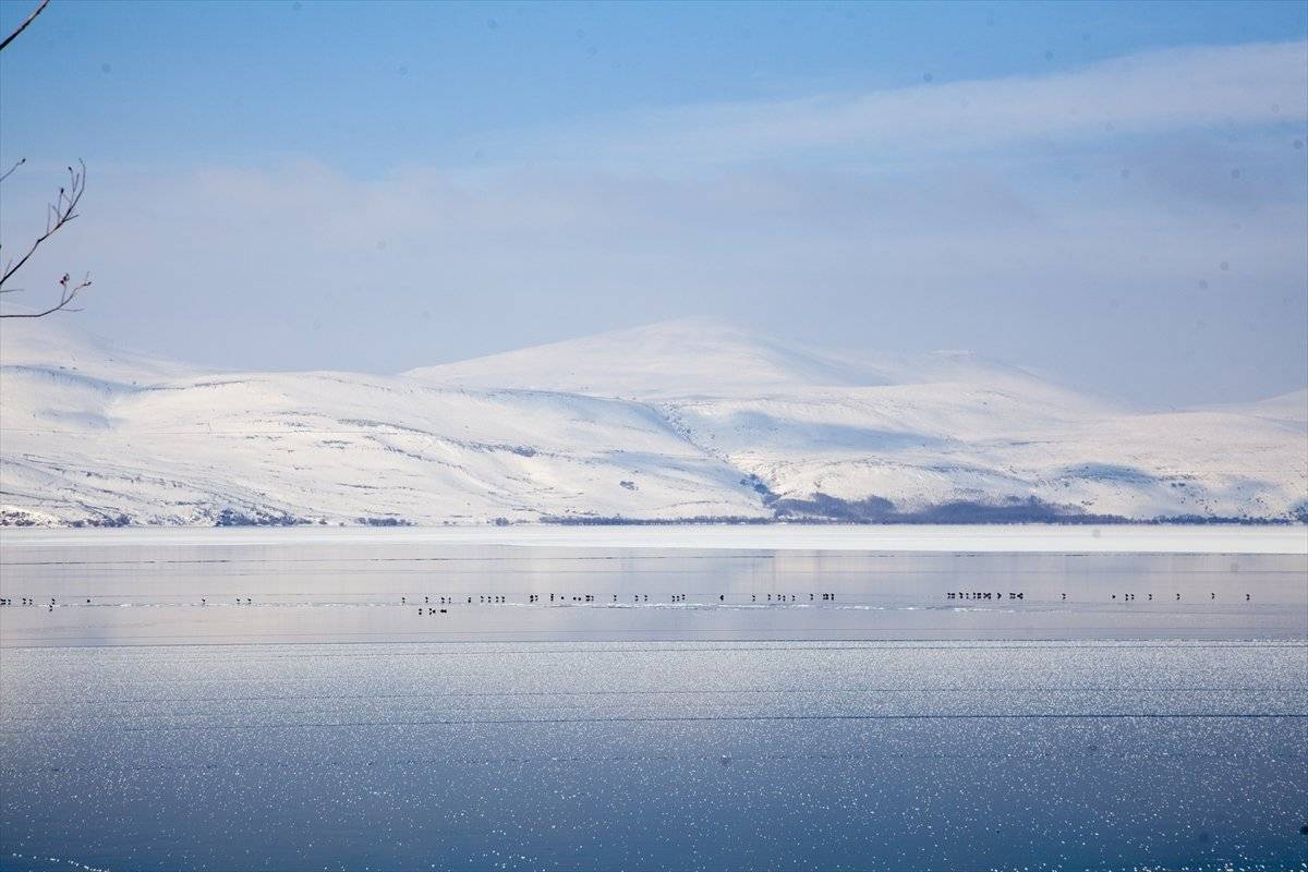 Bitlis’teki Nazik Gölü'nün yüzeyi dondu