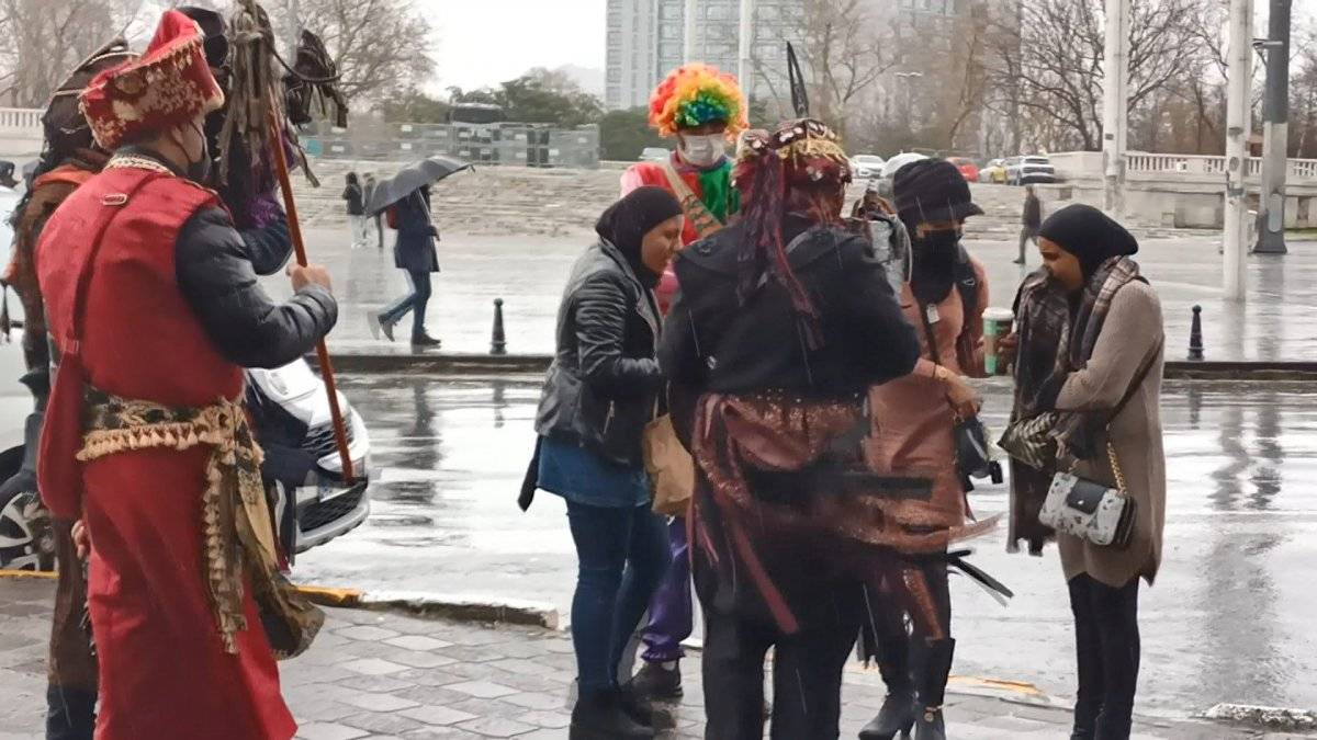 Taksim Meydanı'nda selfie çekip, para istediler