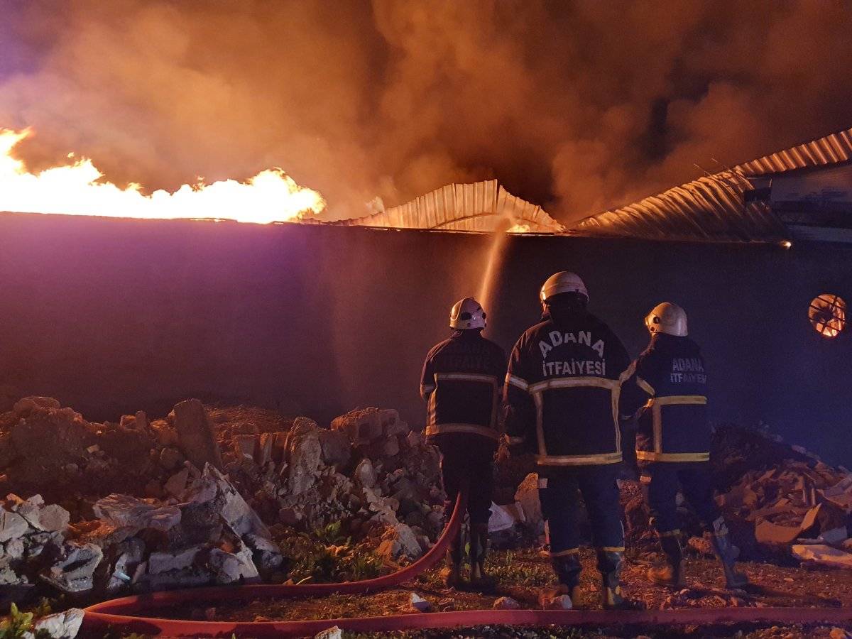 Adana'da mobilya atölyesindeki yangın, evlere sıçradı