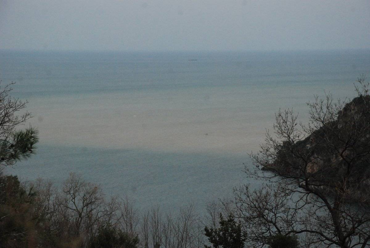 Eriyen kar suları Karadeniz’in rengini değiştirdi