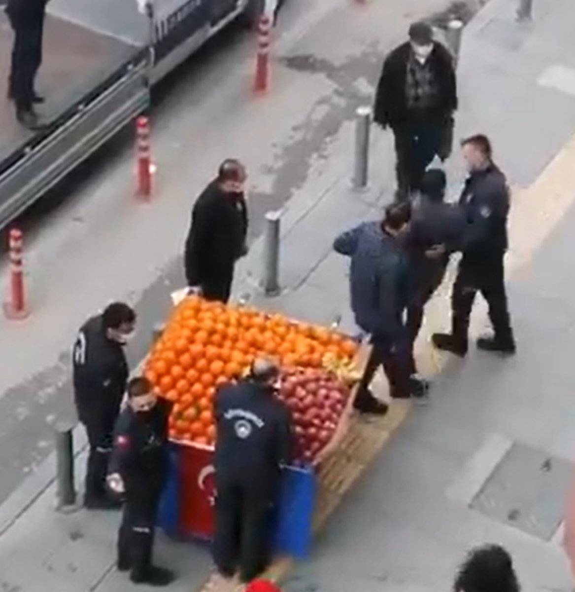 İzmir'de zabıta, meyve satıcısının tezgahına el koydu