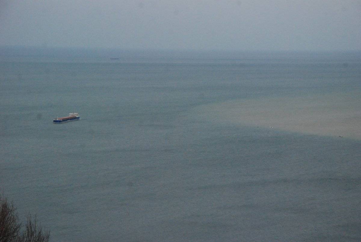 Eriyen kar suları Karadeniz’in rengini değiştirdi