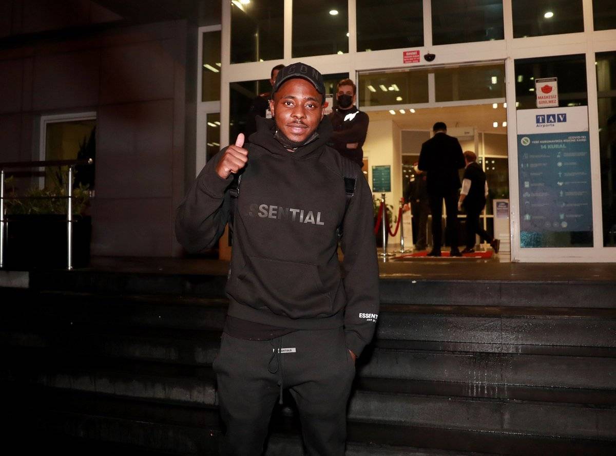 Osayi Samuel İstanbul'da