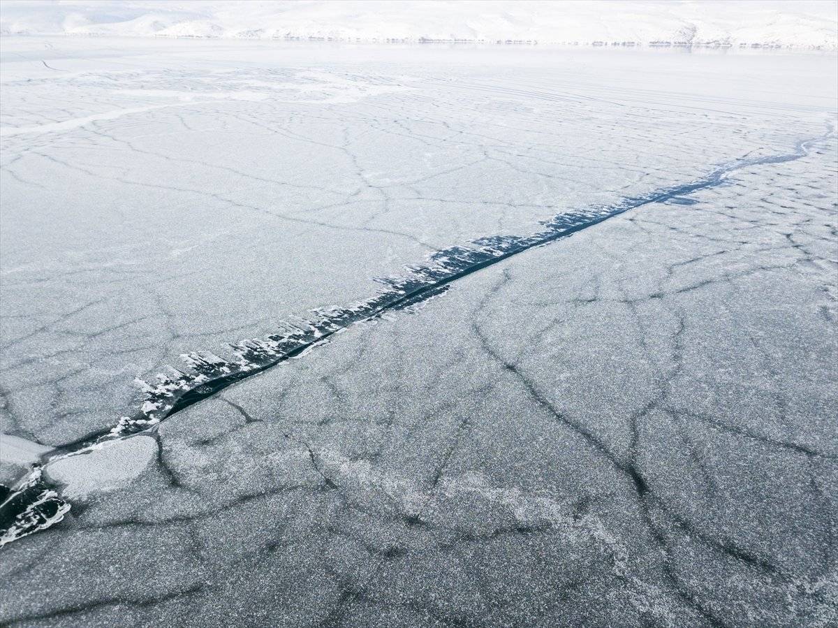 Bitlis’teki Nazik Gölü'nün yüzeyi dondu