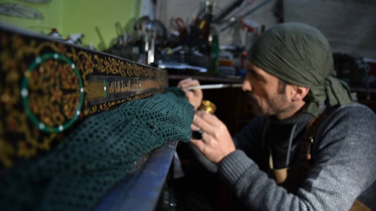 Bilecik'te seramik ustası, hurda demir ve çelikten kılıç, bıçak ve kılıf üretiyor