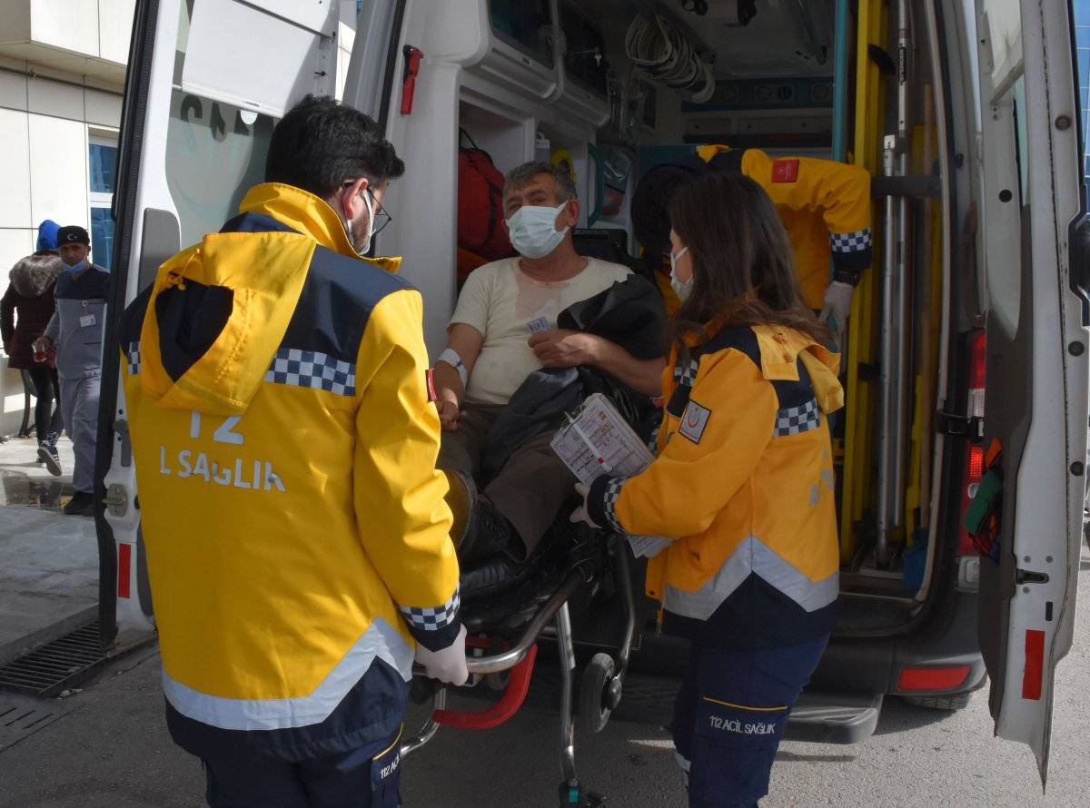 Sivas'ta tartıştığı kocasını sopa ve satır ile yaraladı