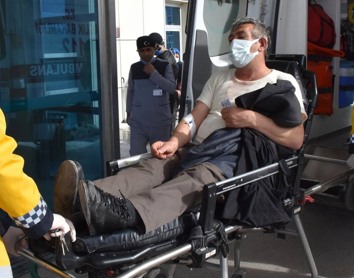 Sivas'ta tartıştığı kocasını sopa ve satır ile yaraladı