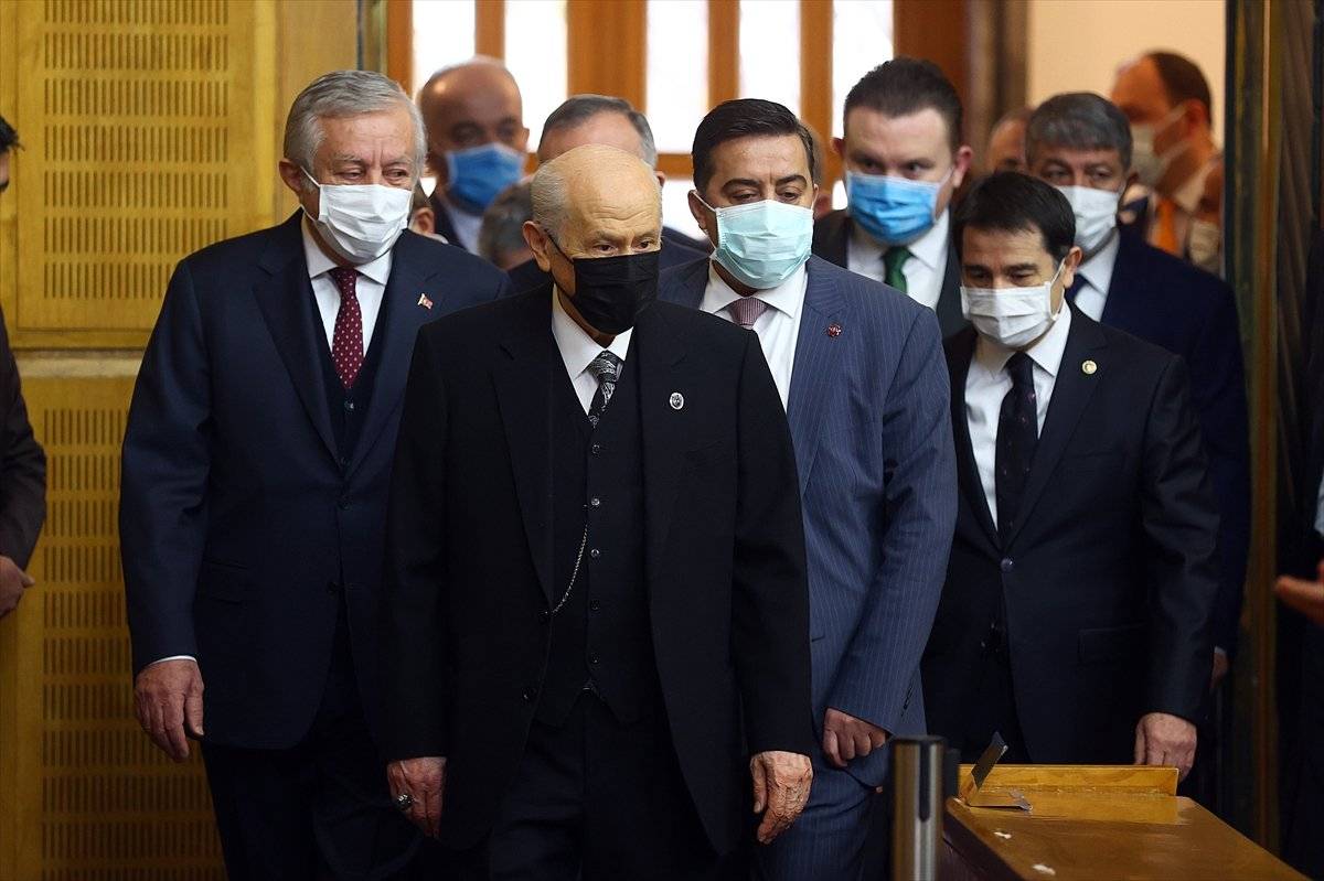 Devlet Bahçeli'den Özlem Gürses'e: Size sadece gülüyoruz